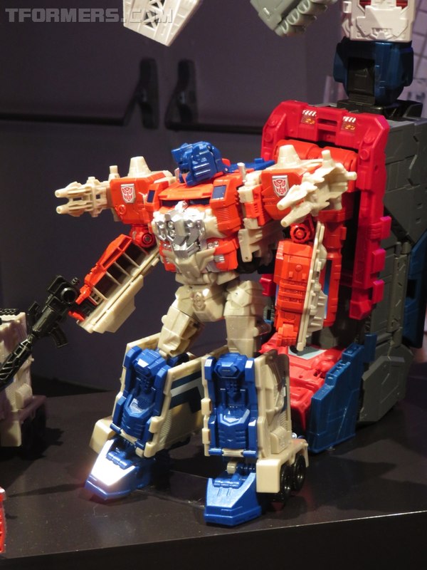 Toy Fair 2016 Transformers Hasbro Showrrom  (14 of 55)